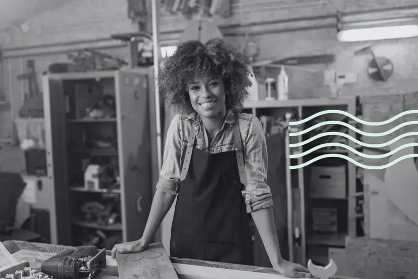 Artisan travaillant le bois dans son atelier