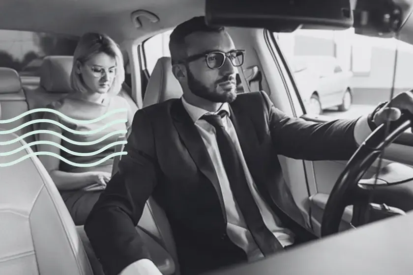Chauffeur VTC au volant de son véhicule
