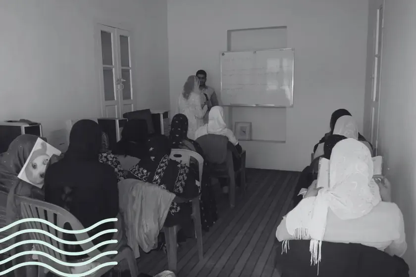 Formatrice animant une session de formation