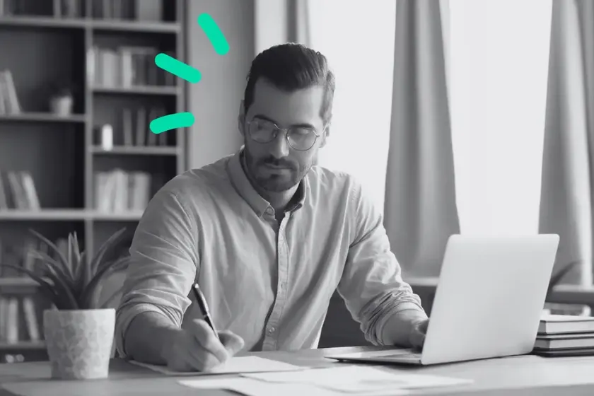 Freelance travaillant sur son ordinateur portable